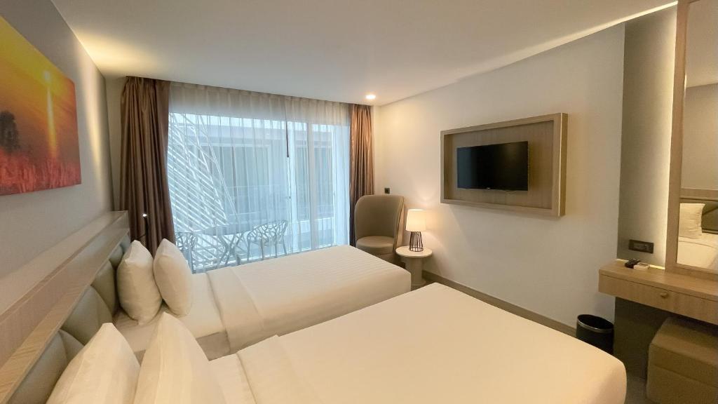 Deluxe Twin Balcony Room