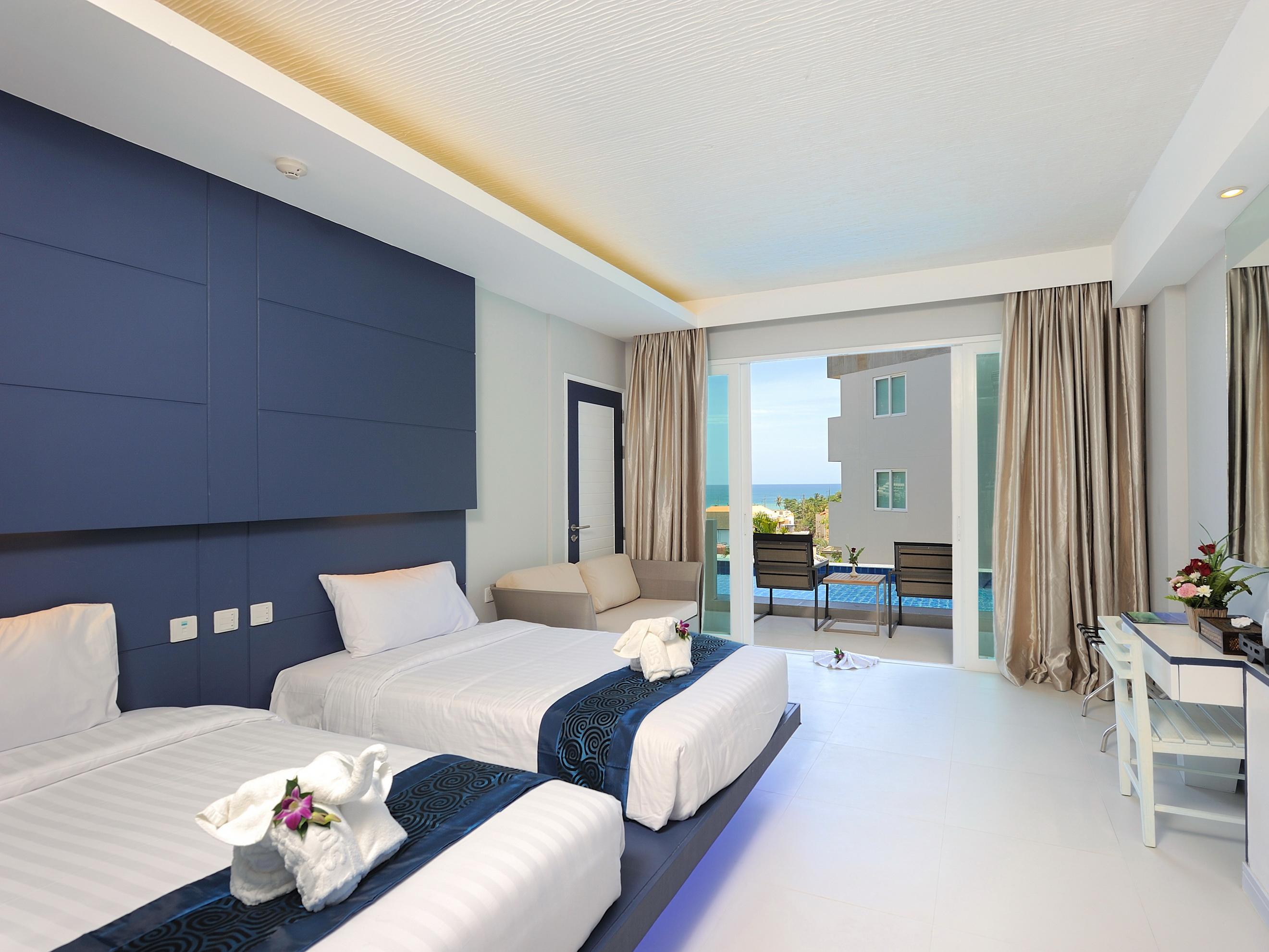 DELUXE POOL ACCESS ROOM