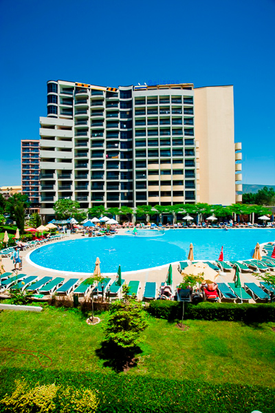 Sunny Beach, Hotel Bellevue, piscina, sezlonguri.jpg