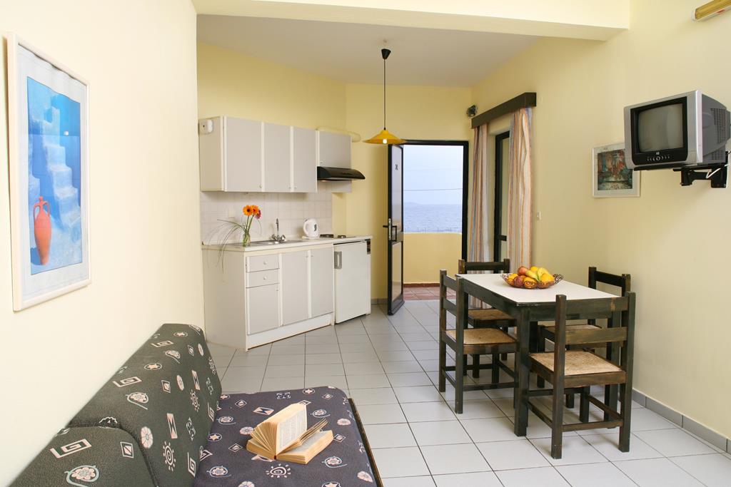 FAMILY ROOM LAND VIEW