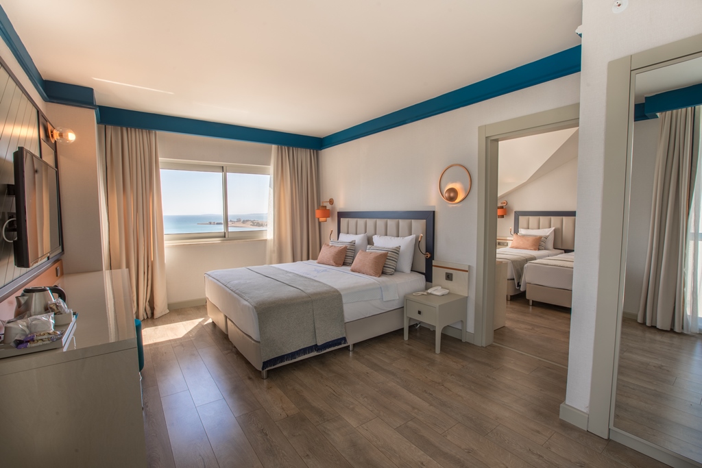 Family Corner Room with Sea View