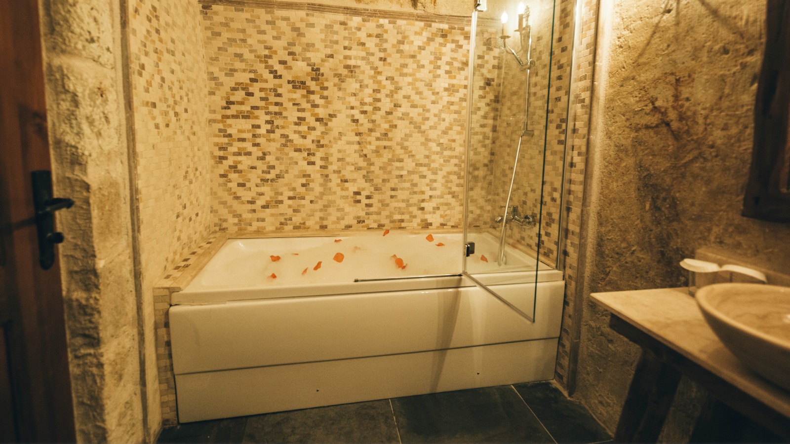 CAVE SUITE ROOM