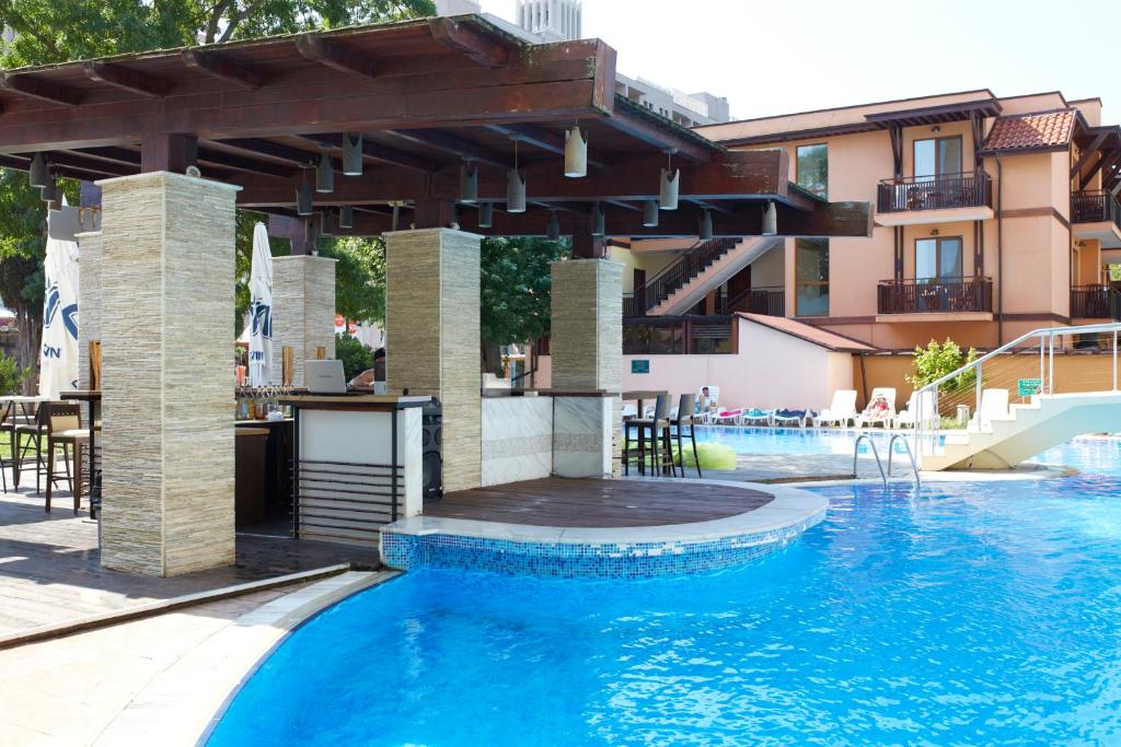 Pool Bar