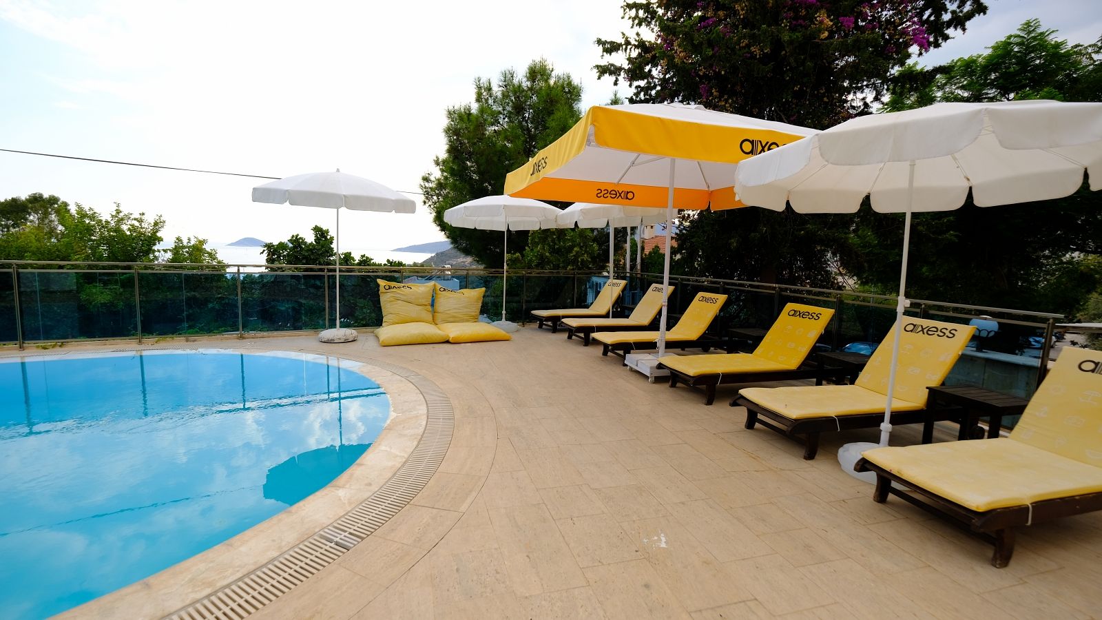 Piscina exterioara/interioara