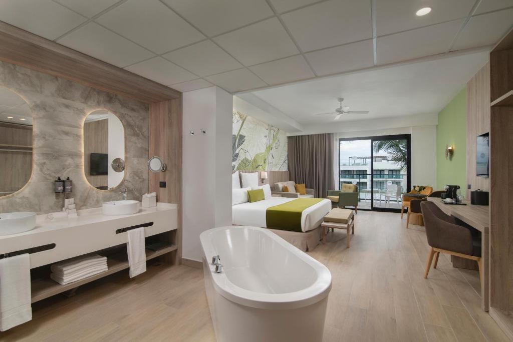 JUNIOR SUITE SWIM OUT POOL VIEW