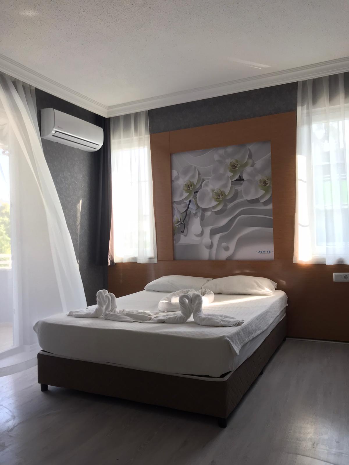 LARGE ROOM