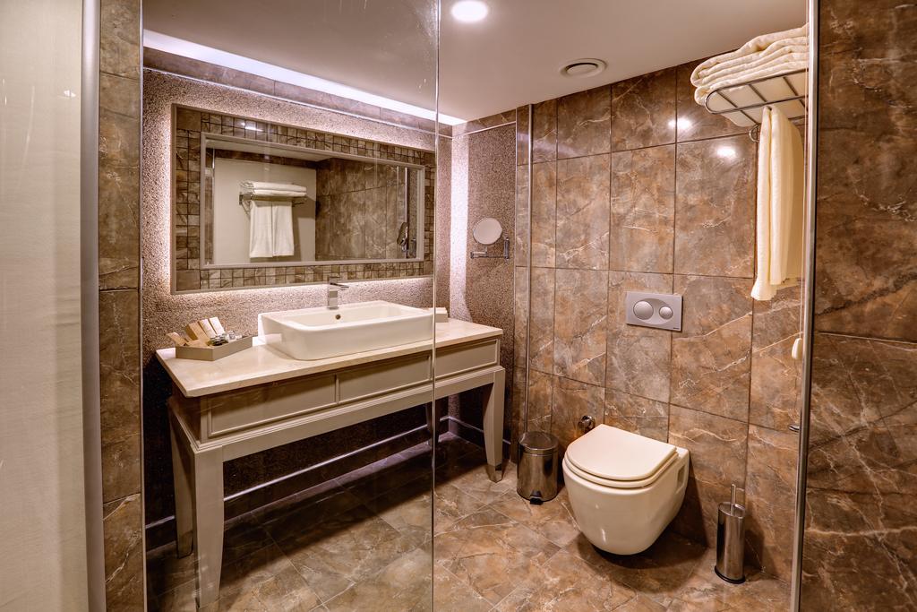 deluxe pool room