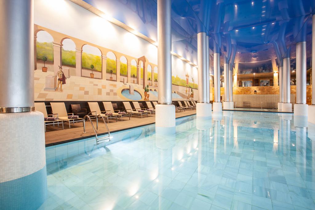 Piscină interioară