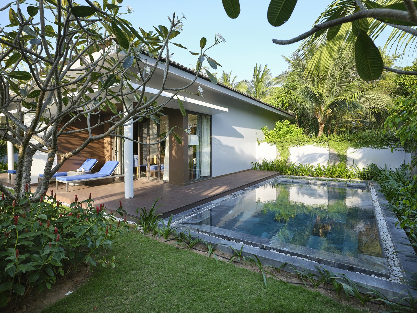 DELUXE BUNGALOW WITH POOL