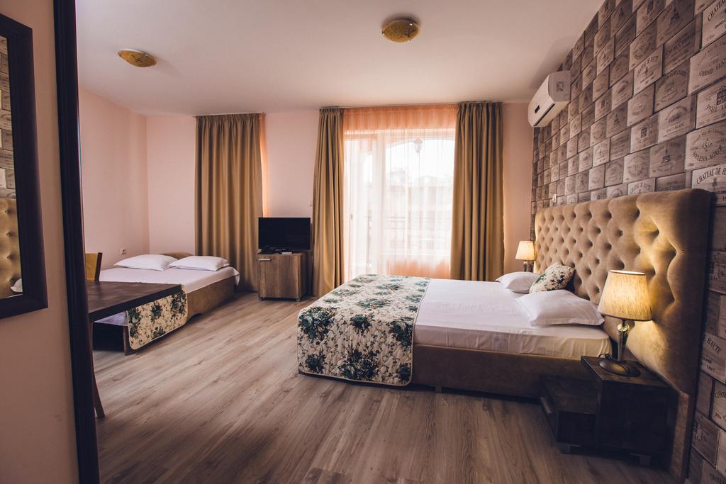 DOUBLE LARGE ROOM
