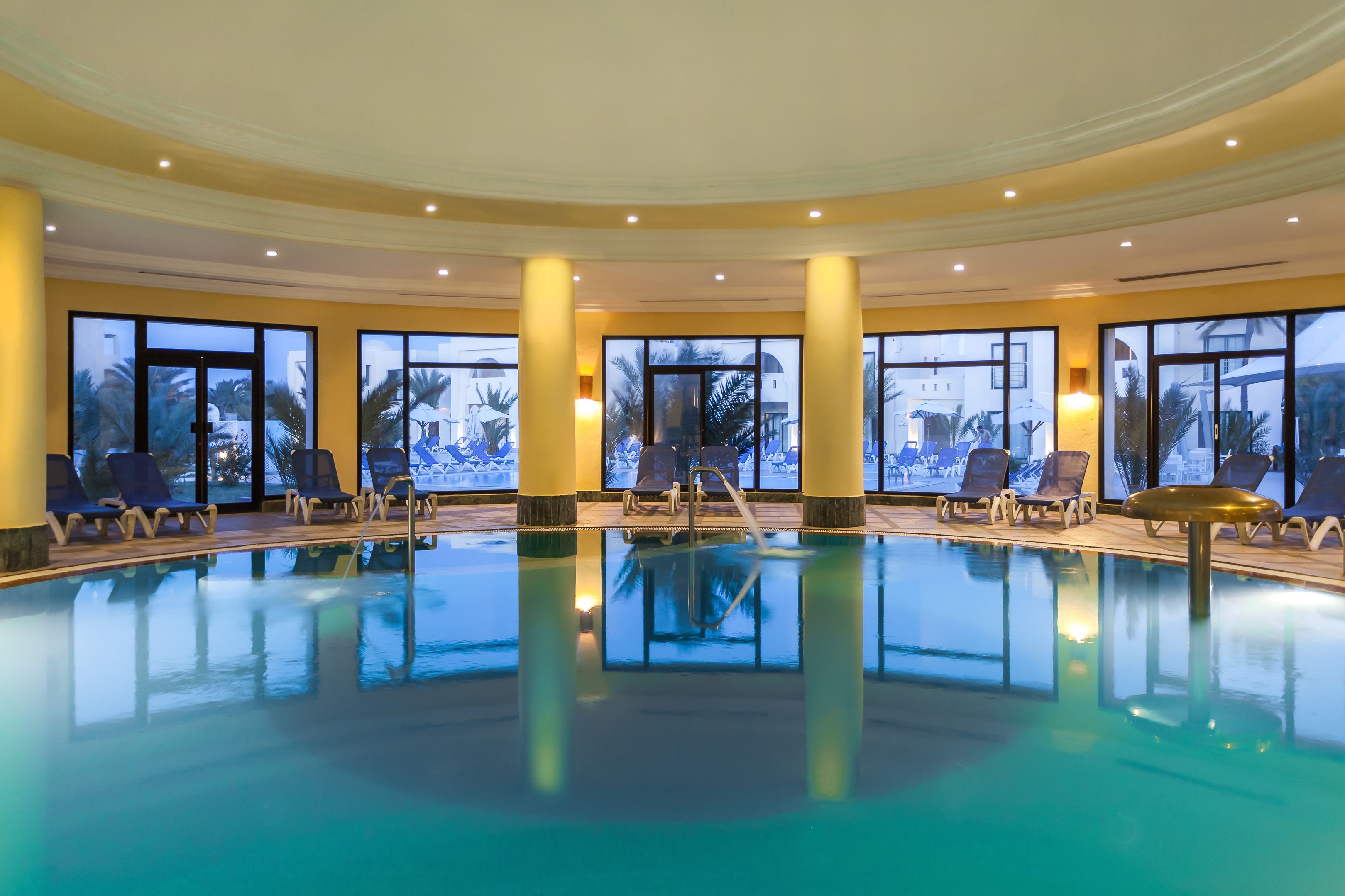 Piscină interioară