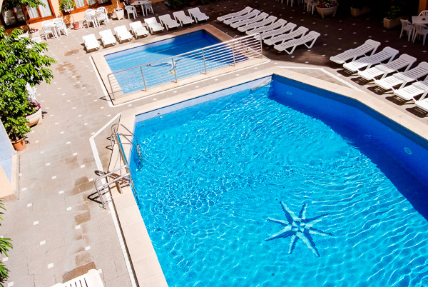 Mallorca, Hotel Pinero Bahia de Palma, piscina exterioara.jpg