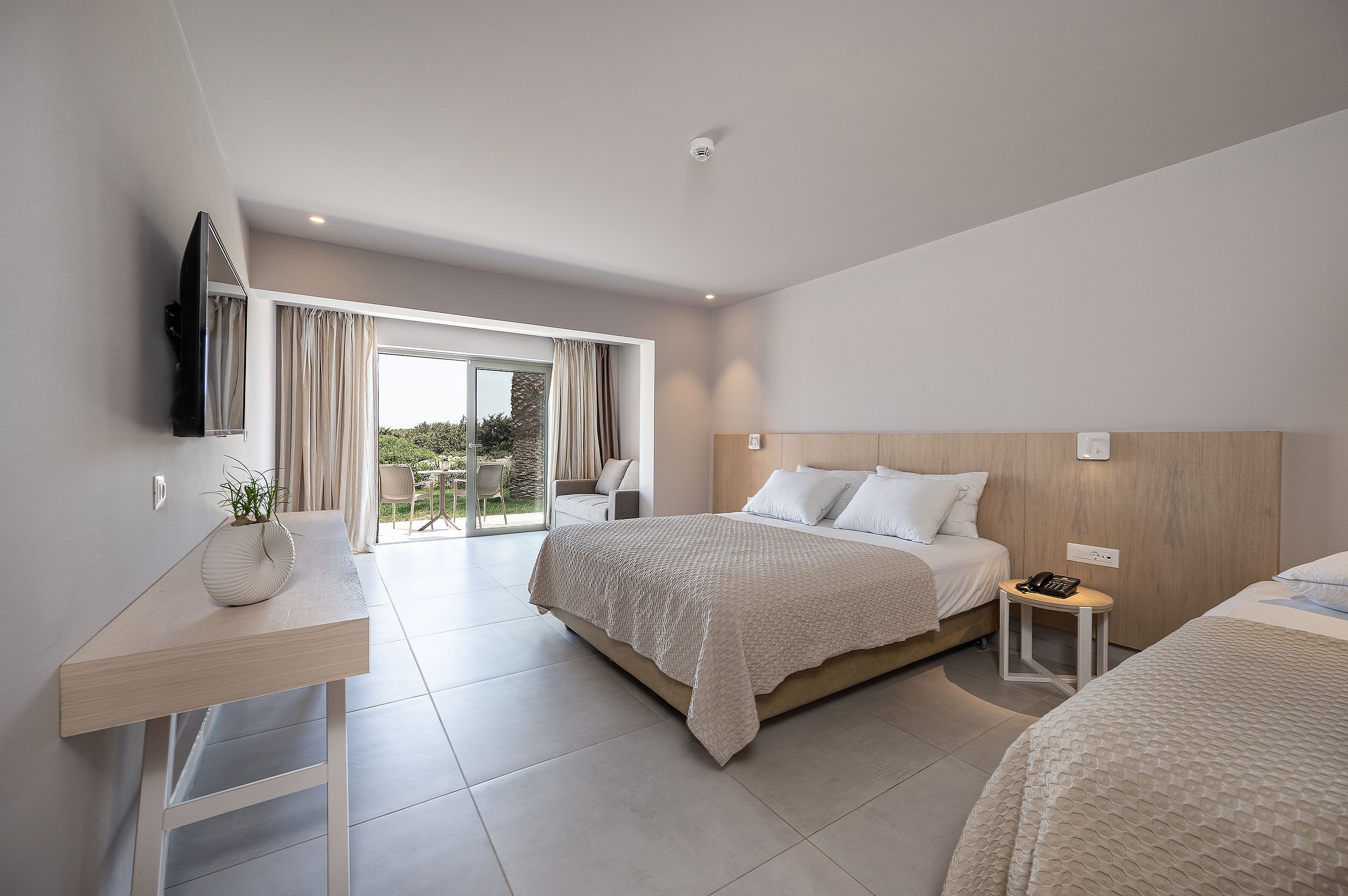 Family Room LandView Balcony or Terrace 
