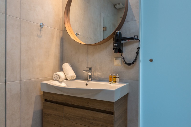 golden-mare-bathroom-standard-double-gallery-new.jpg