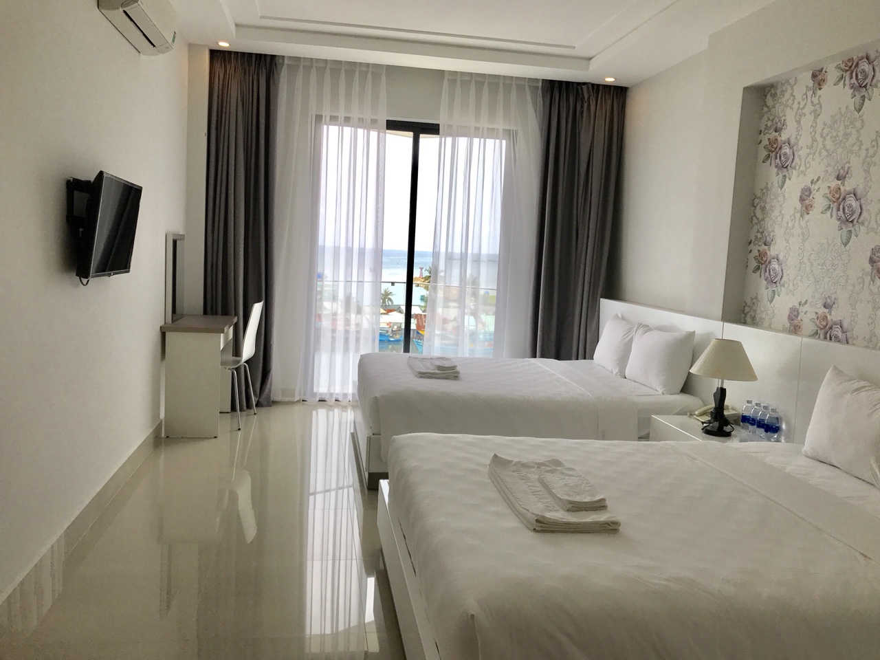 TWIN ROOM