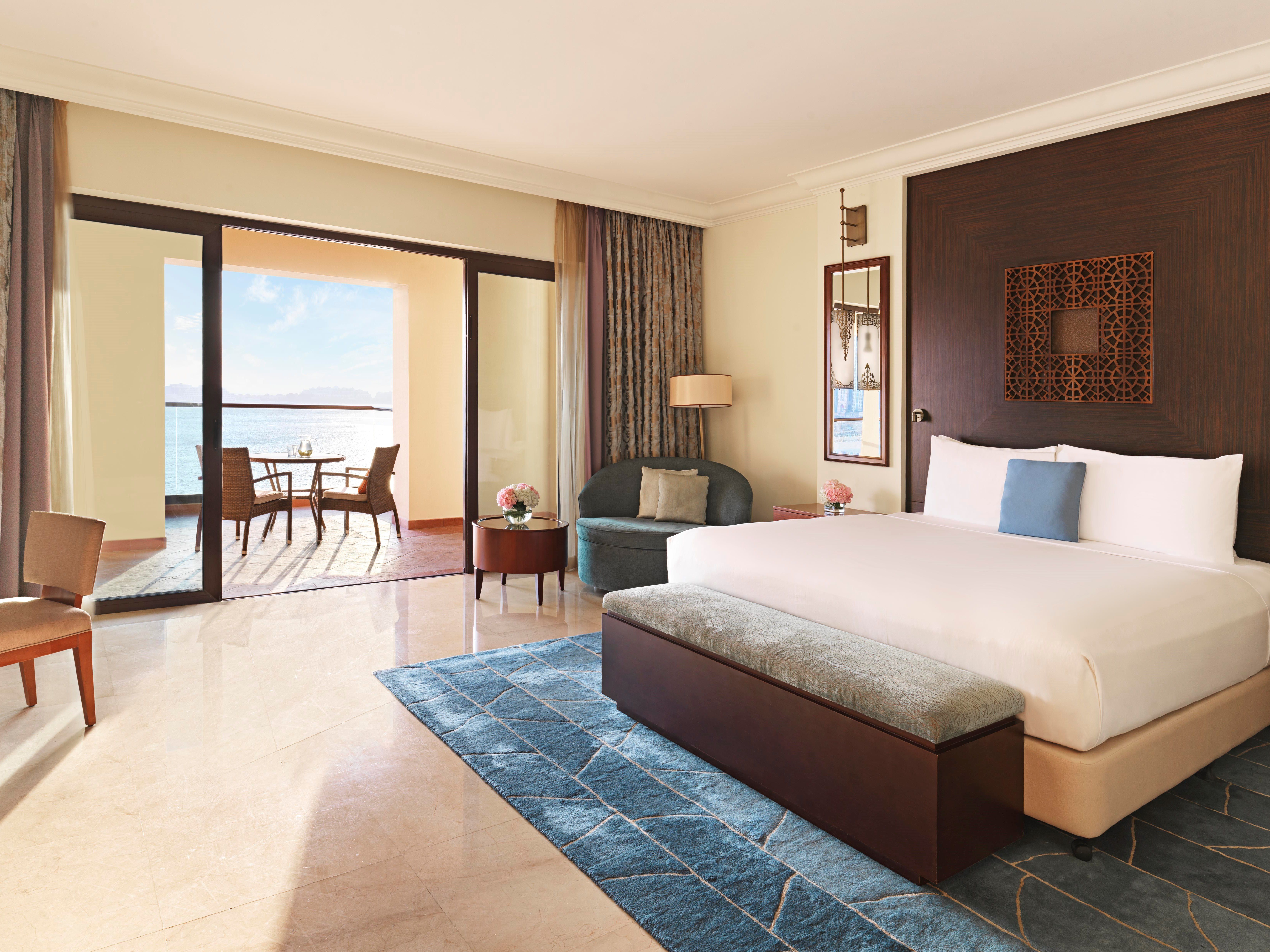 Corner Jacuzzi Palm Sea View Suite