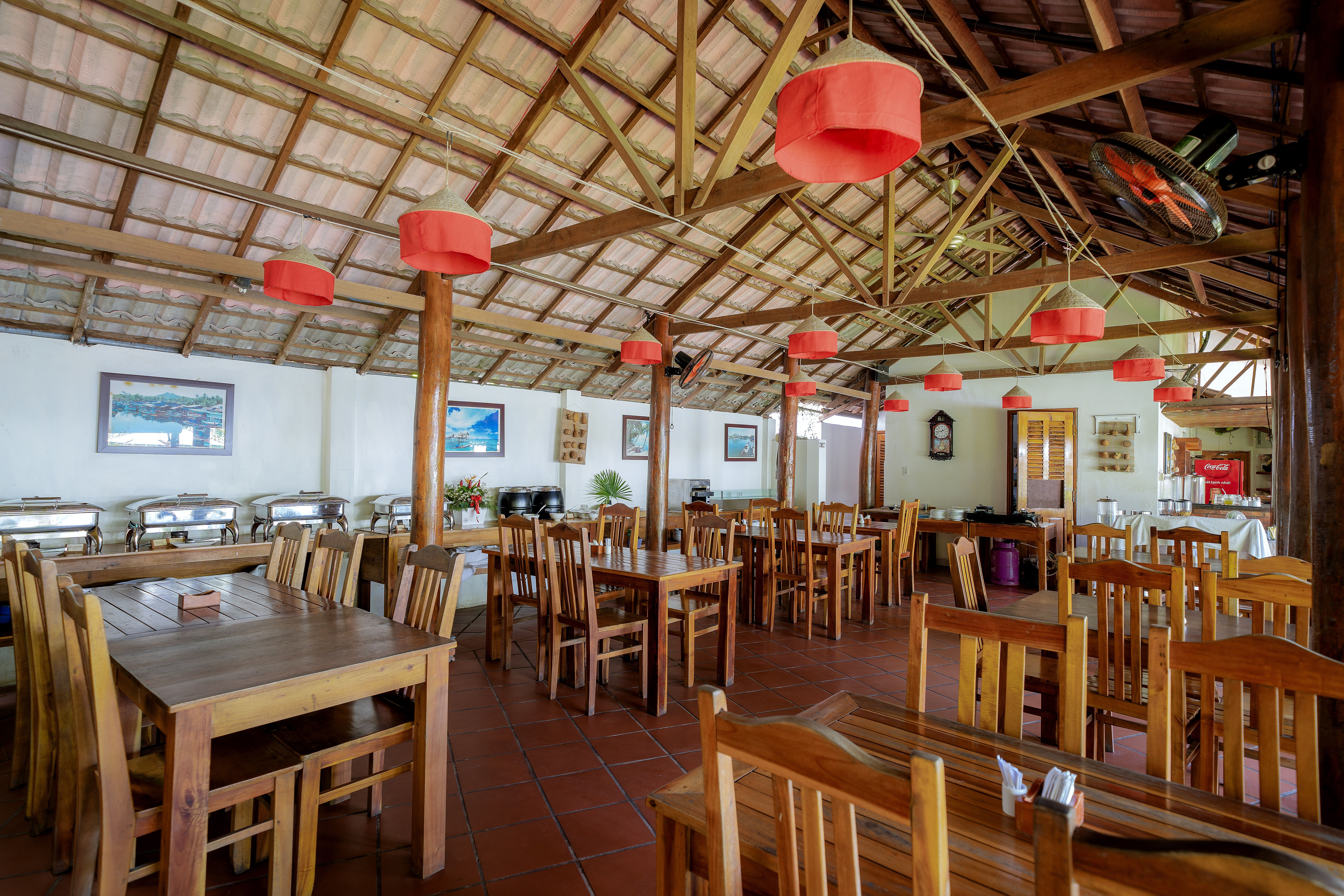 MAIN RESTAURANT