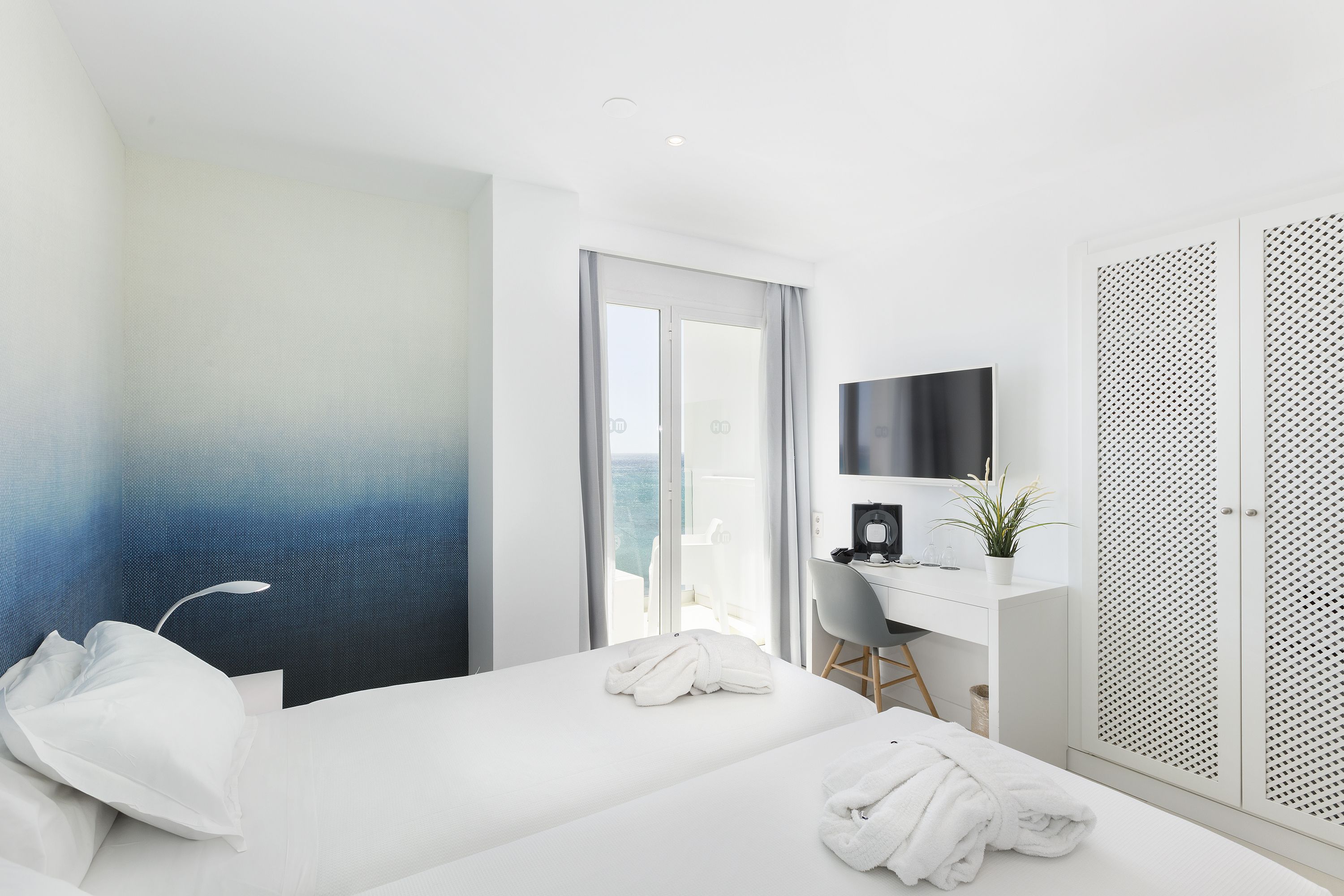 DOUBLE PREMIUM SWIM UP FRONTAL SEA VIEW BALCONY