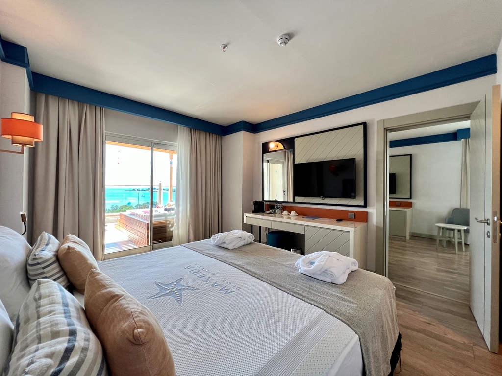 Family Deluxe Room Sea View with Jacuzzi