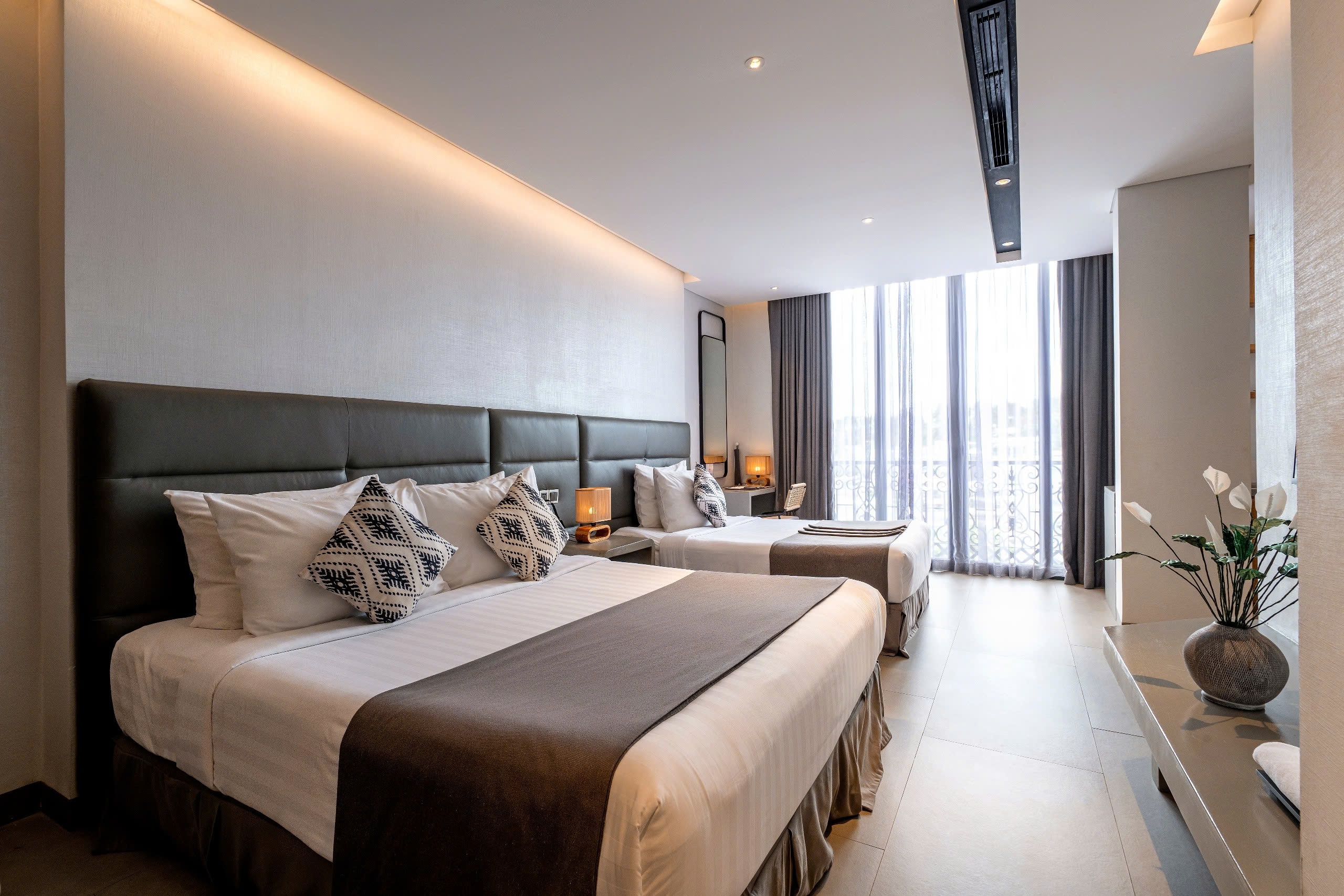 DELUXE TRIPLE SUITE CITYVIEW WITH BALCONY