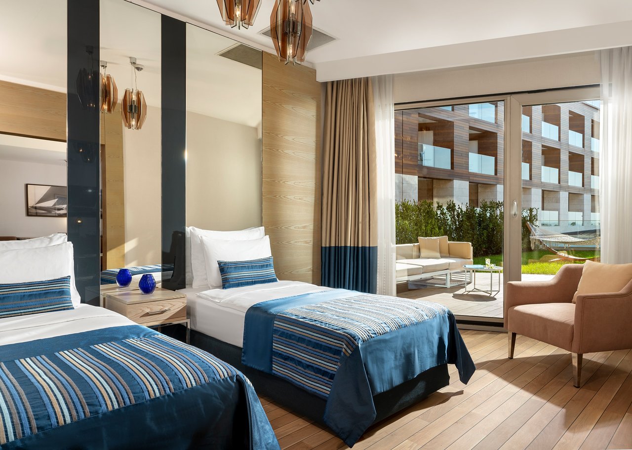 DIPLOMAT SUITE (CLUB LOUNCH)