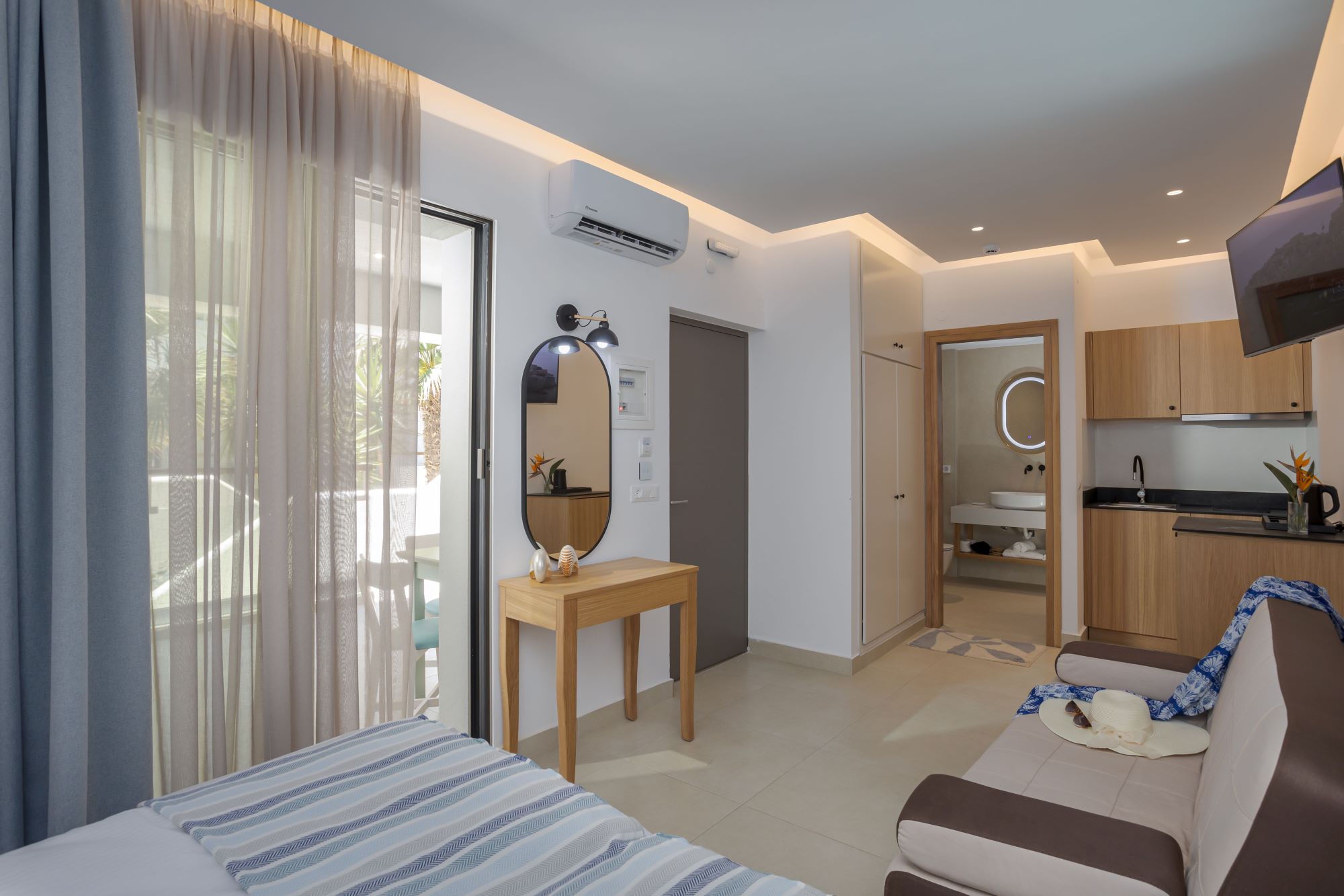 TRIPLE SUPERIOR STUDIO BALCONY OR TERRACE
