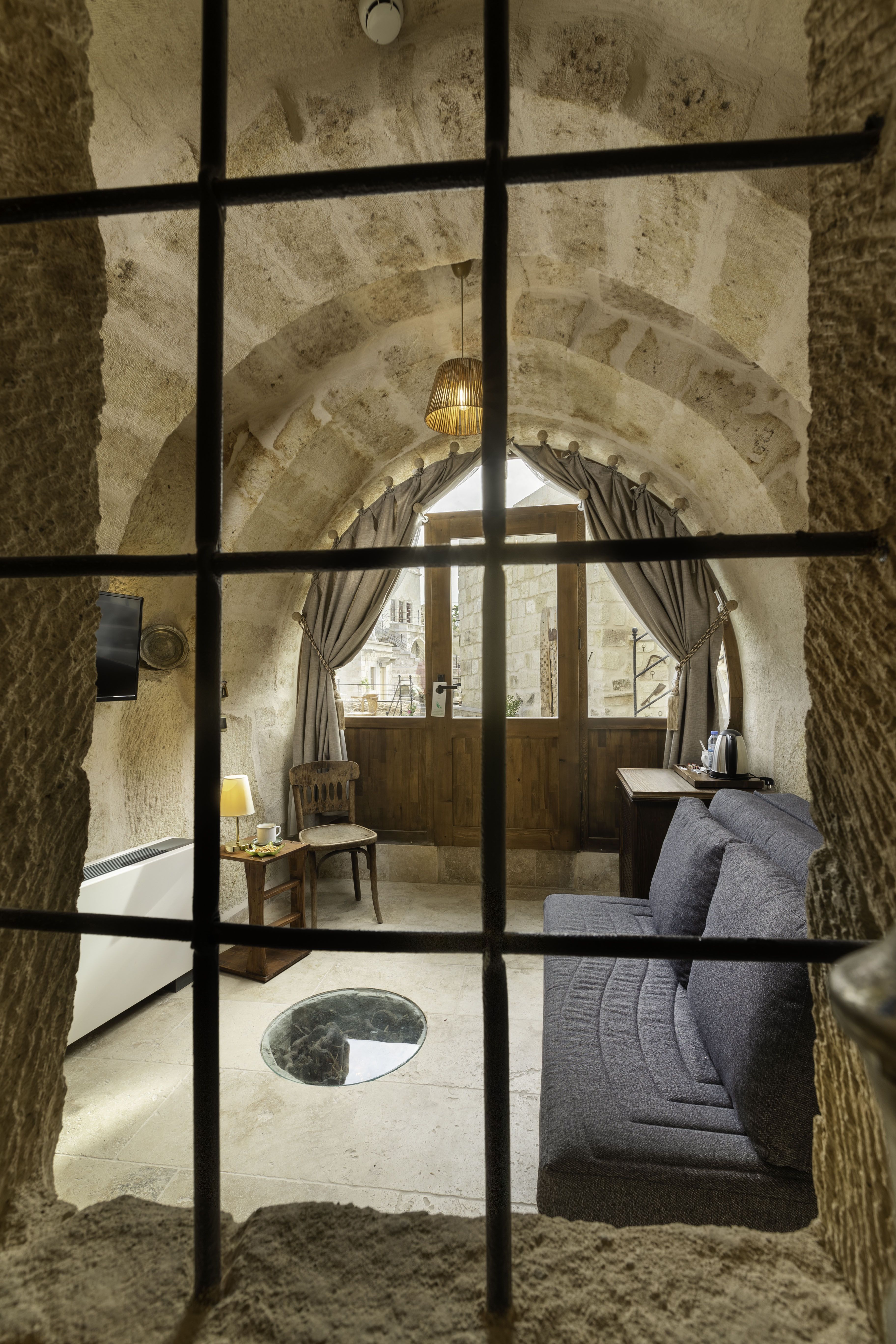 CAVE ROOM WITH JACUZZI