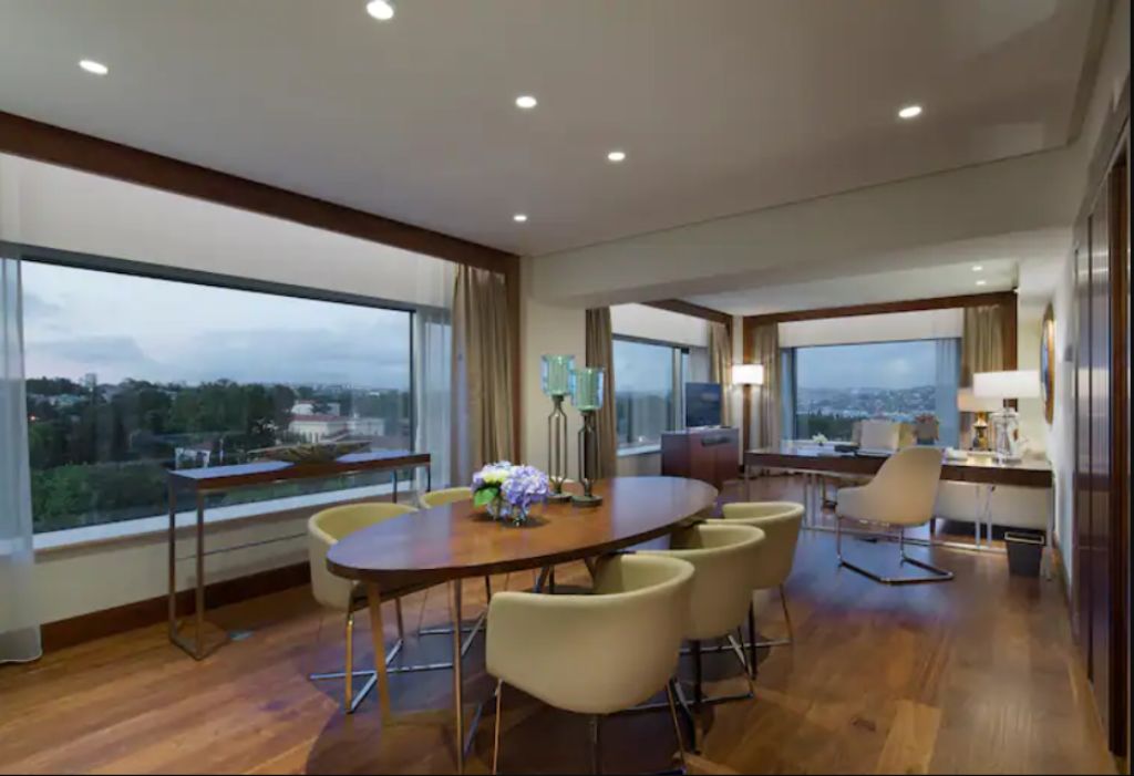 DELUXE SUITE WITH KITCHEN