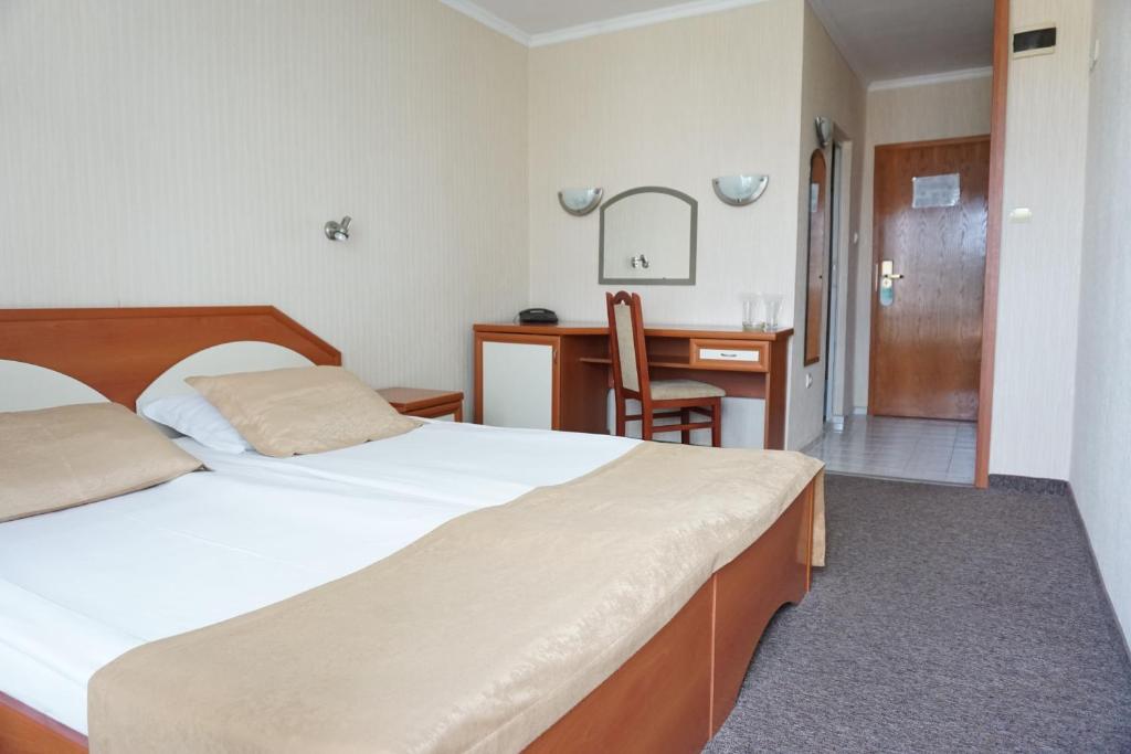 DOUBLE ROOM STREET VIEW