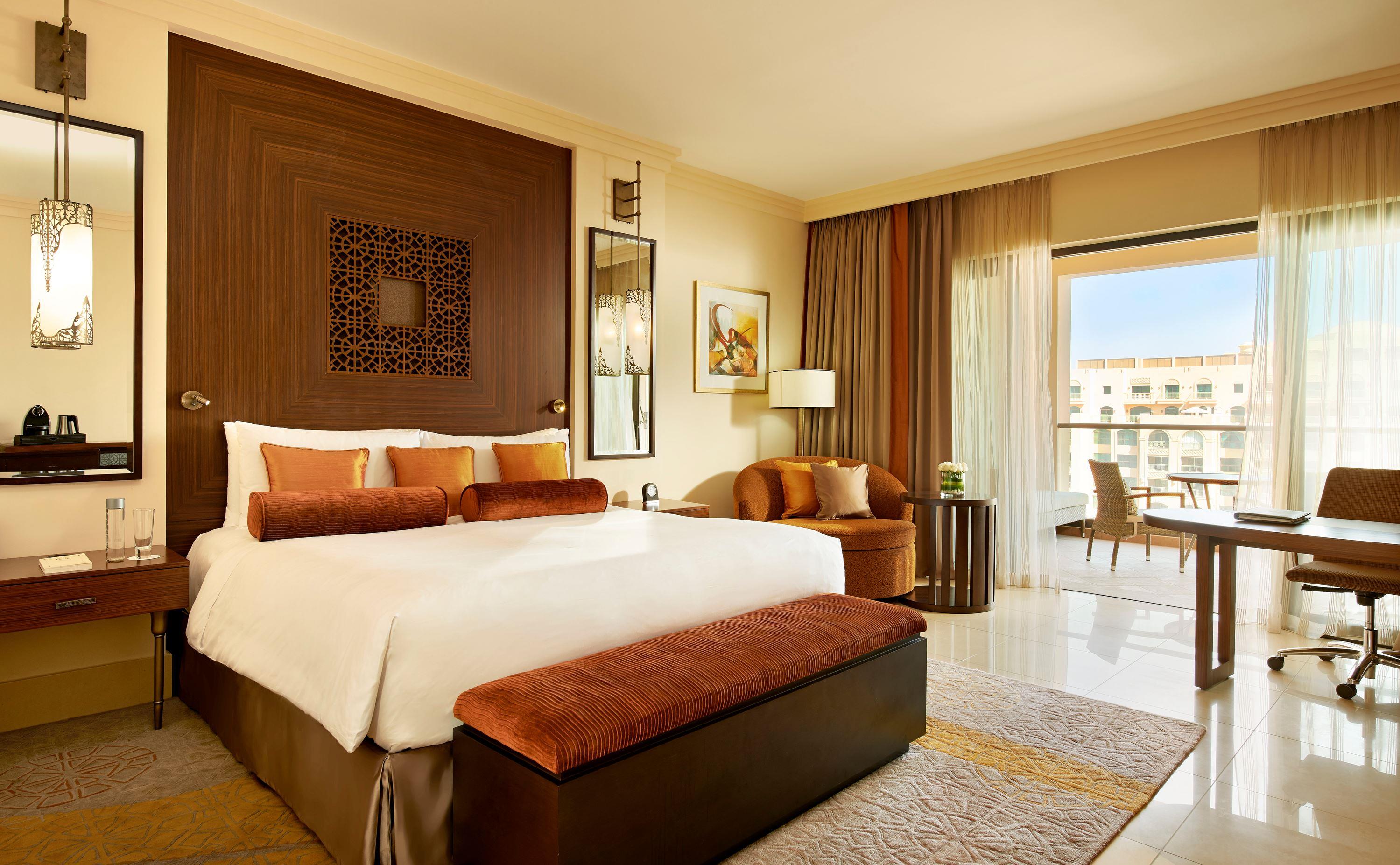 Fairmont Gold Lounge Access King/Queen Room City View