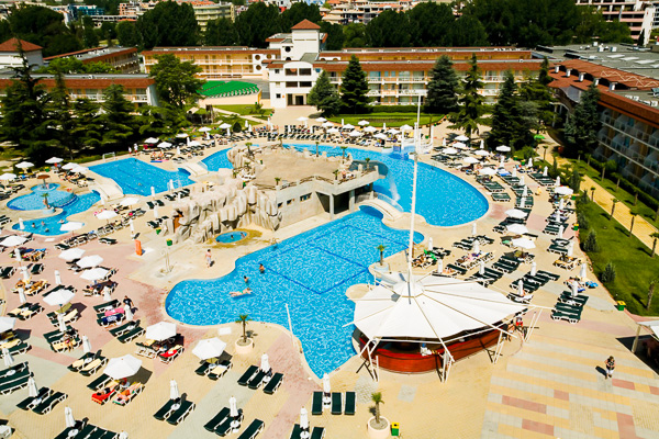 Sunny Beach, Hotel Club Evrika, piscina exterioara, sezlonguri.jpg