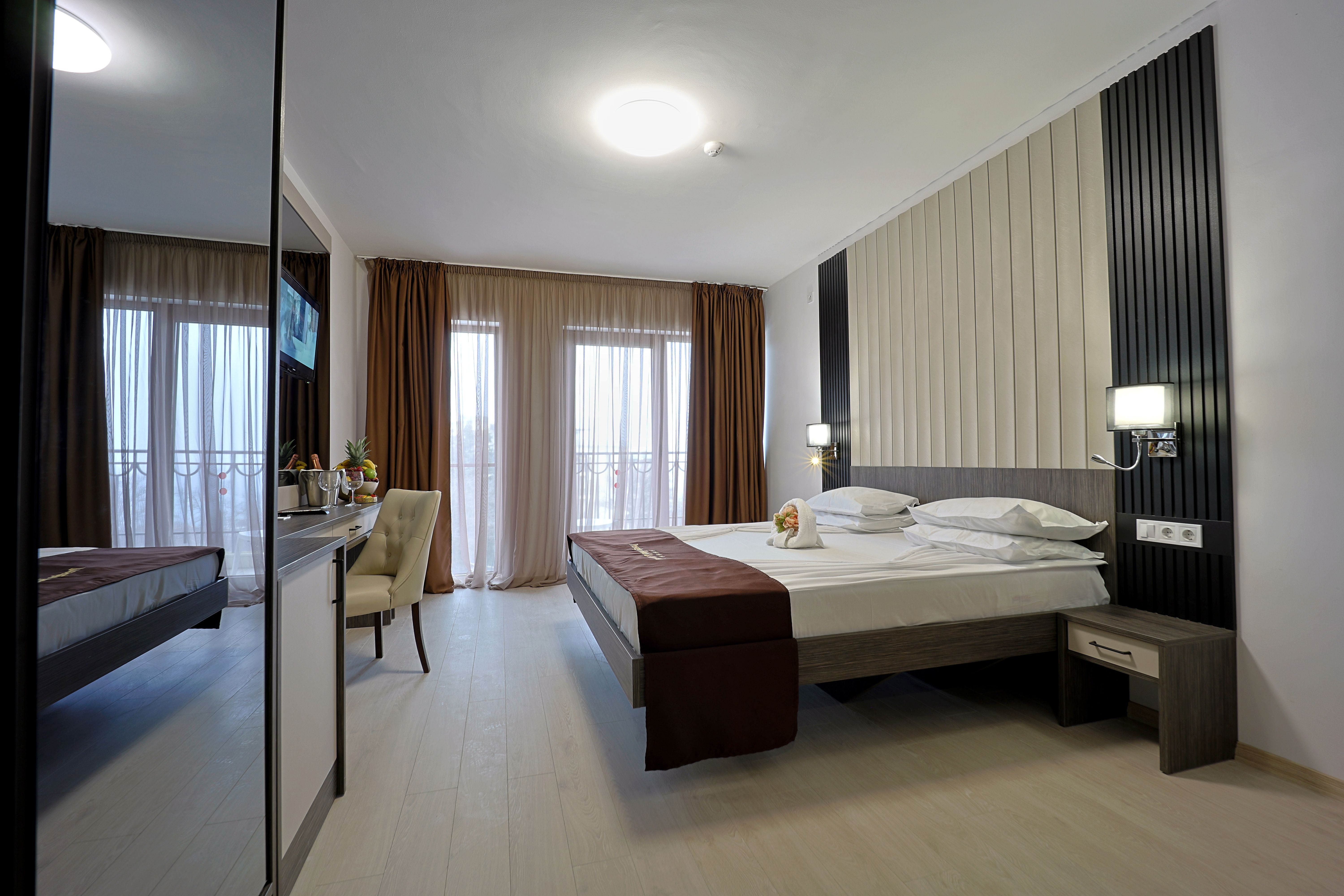 DOUBLE ROOM