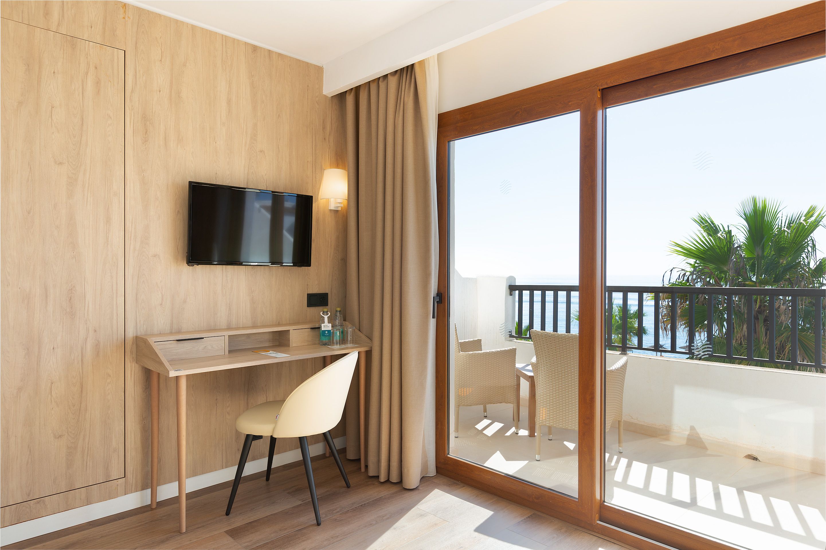 1 BEDROOM SUITE (BALCONY OR TERRACE)