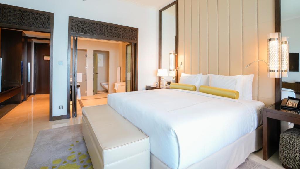 PREMIUM ROOM CORNICHE VIEW KING / TWIN