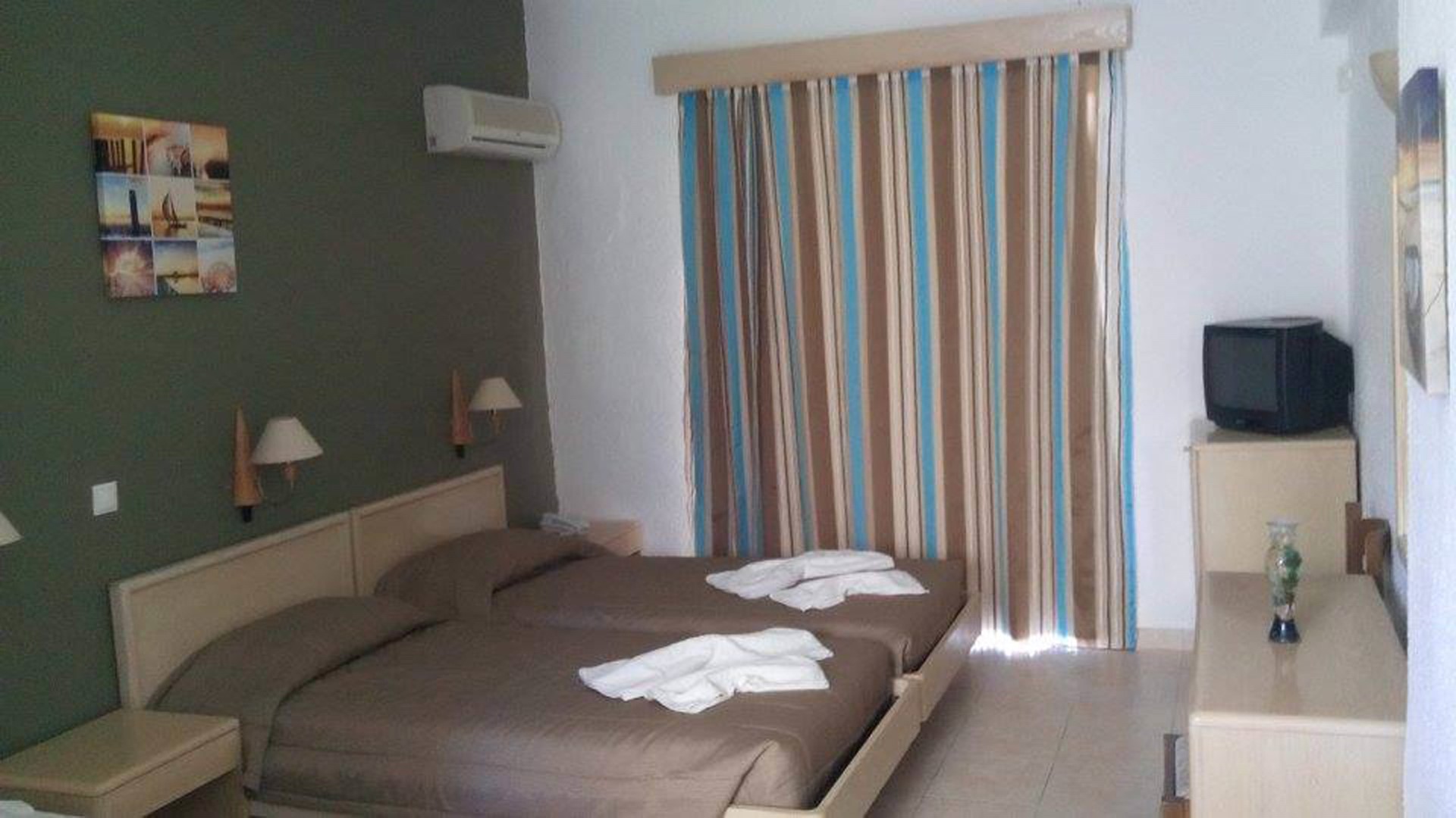 DOUBLE ROOM