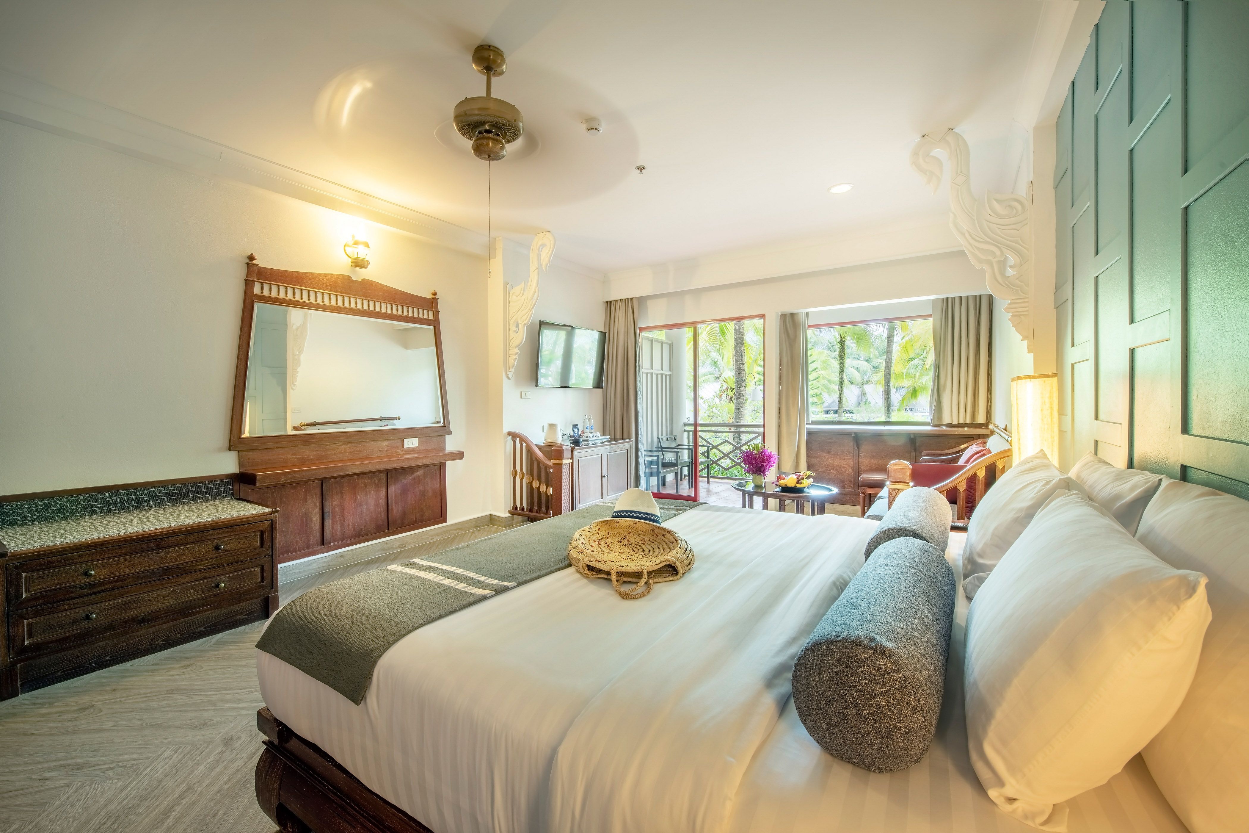 EXECUTIVE ROOM 