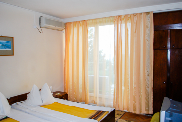 Mamaia, Hotel National, camera, pat, aer conditionat.jpg