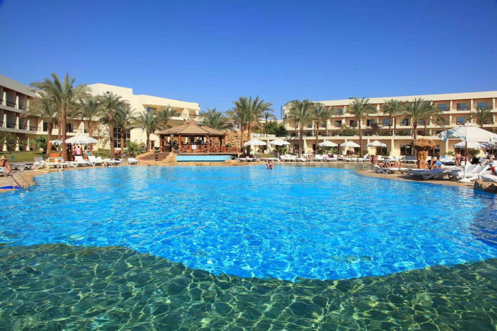 Sharm el Sheikh, Hotel Xperience Kiroseiz, piscina exterioara, sezlonguri.jpg