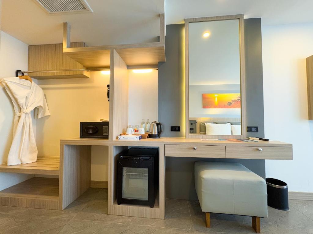Deluxe King Balcony Room