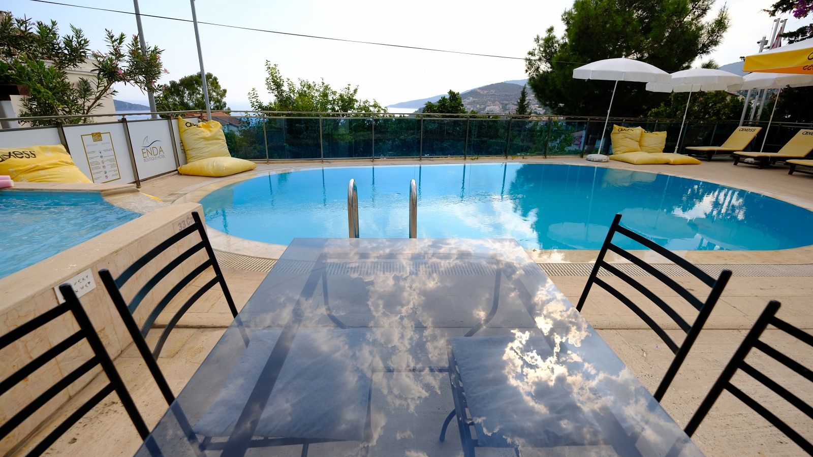 Piscina exterioara/interioara