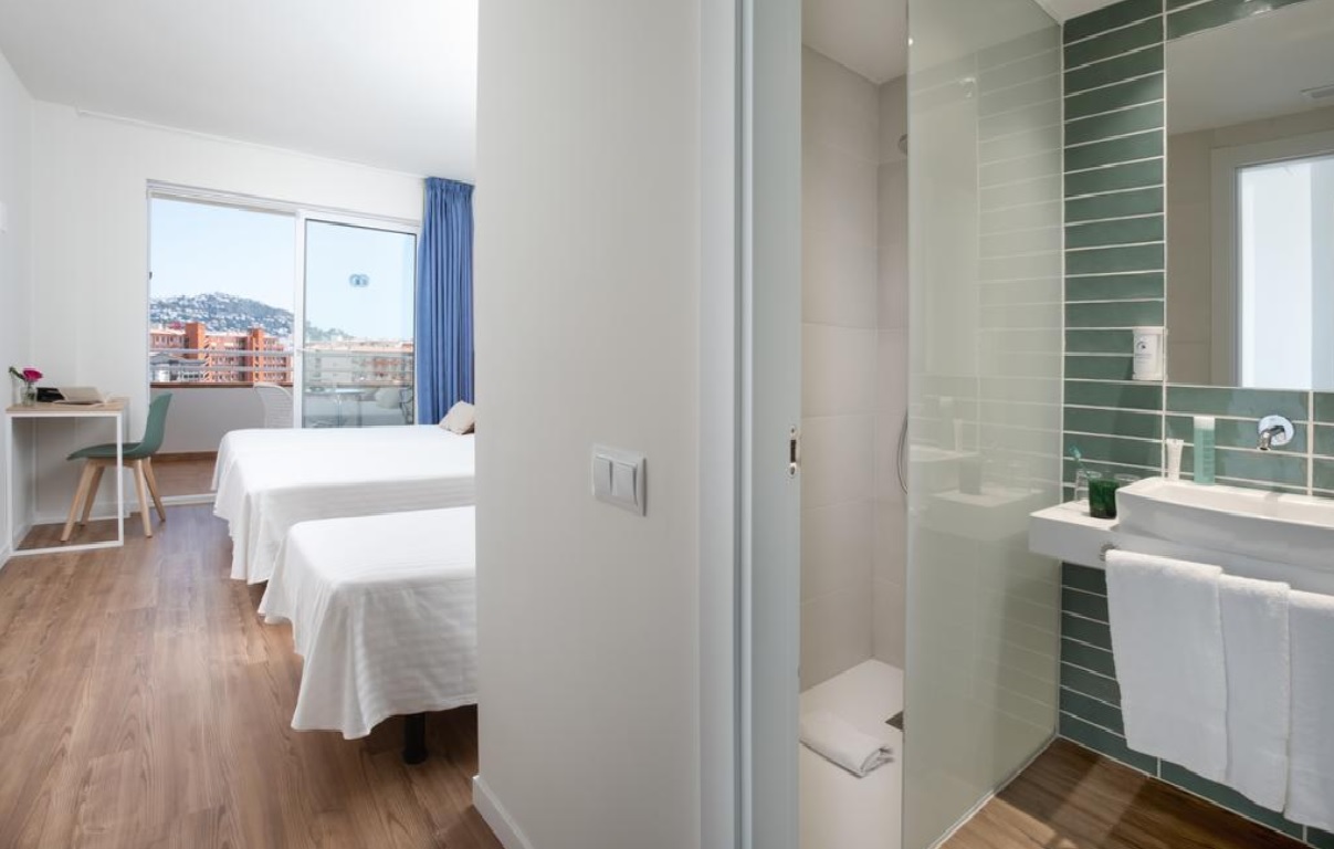 DOUBLE ROOM