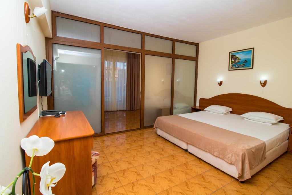 TWIN STANDARD STUDIO (LATERALSEAVIEW)
