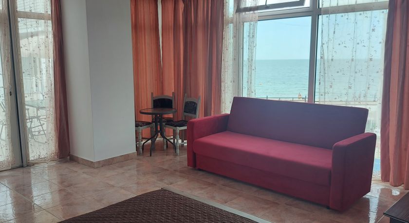 VILA 3-CAMERA 2- ETAJ 1 CU TERASA SI VEDERE PARTIALA LA MARE