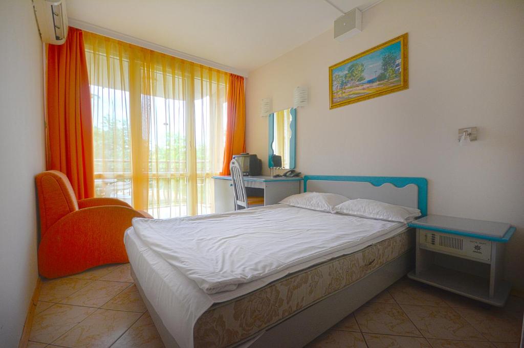 SINGLE ROOM