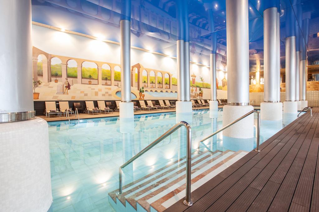 Piscină interioară