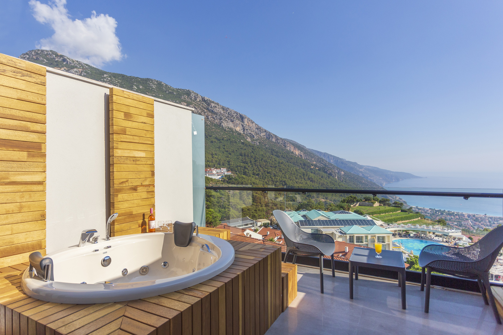 NIRVANA DELUXE ROOM SEA VIEW WITH JACUZZI