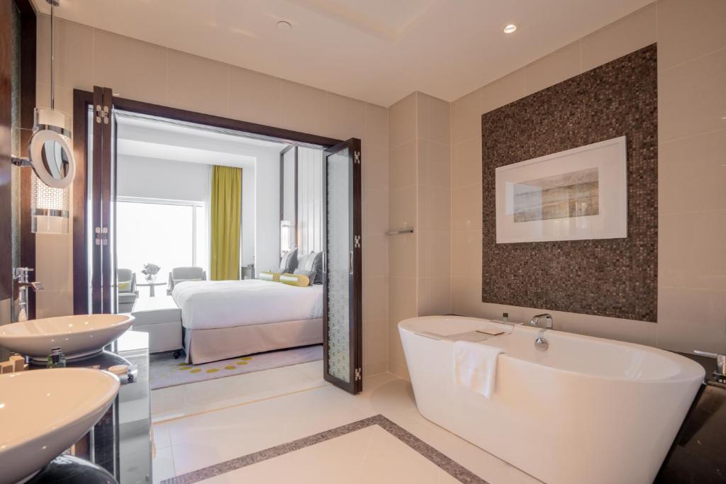 TWO BEDROOM FAMILY ROOM COURTYARD / CORNICHE VIEW