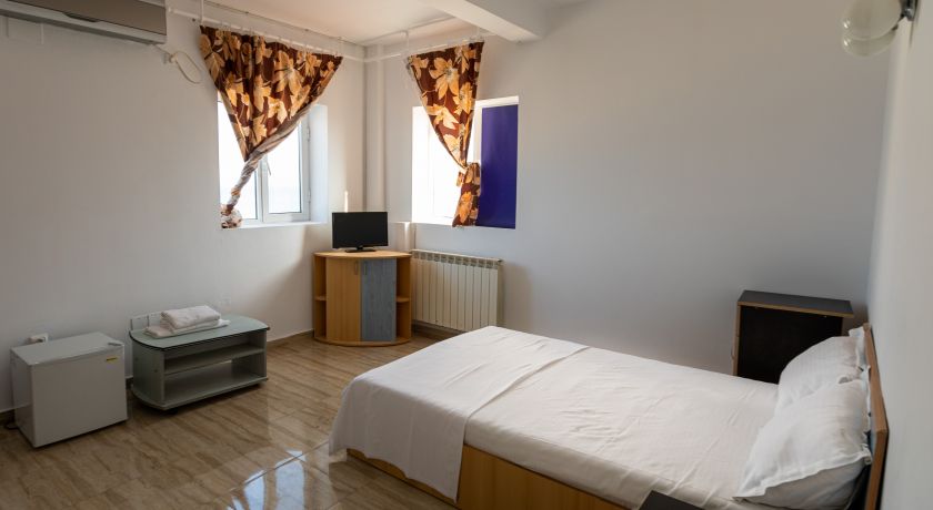 CAMERA ECONOMY 17- ETAJ 1 IN CLADIREA DIN PIATRA FARA BALCON