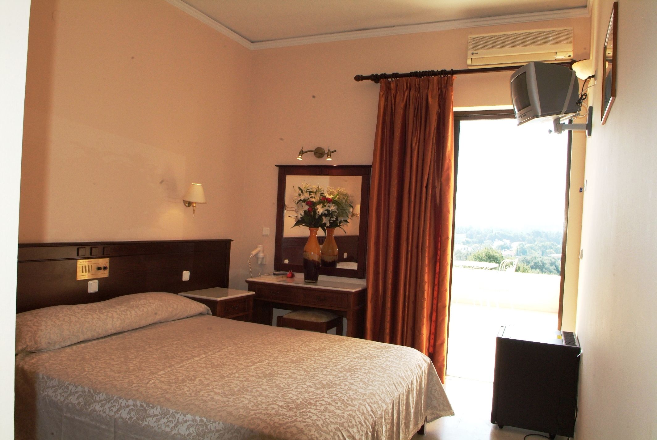 TWIN ROOM