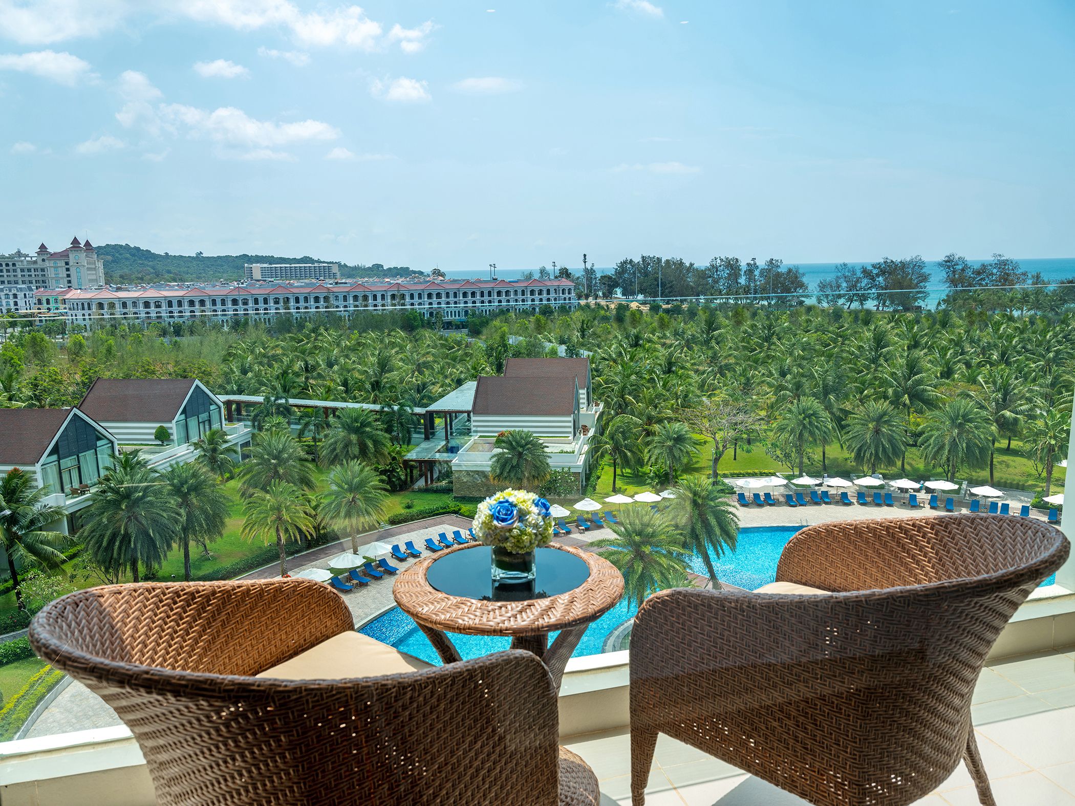 DELUXE POOL VIEW